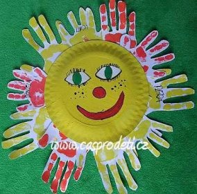 jarní sluníčko z papírového tácku a s otisky rukou paprsky k malování